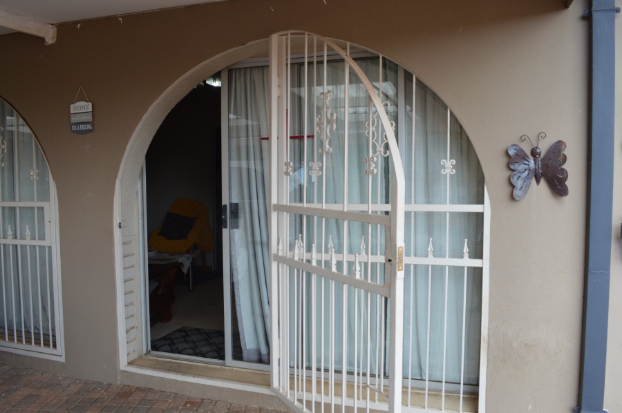 8 Bedroom Property for Sale in Flamwood North West